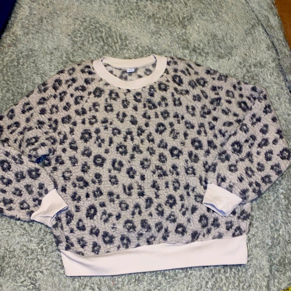 Must Bundle For $3 Deal! Old Navy womens Small gray cheetah print sweatshirt - Picture 1 of 3